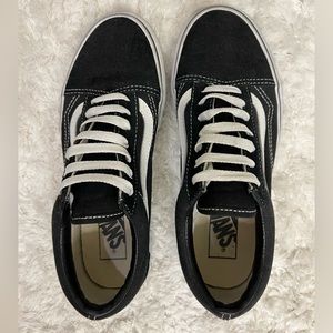 Selling because they don’t fit any more. Comfortable and classic.
